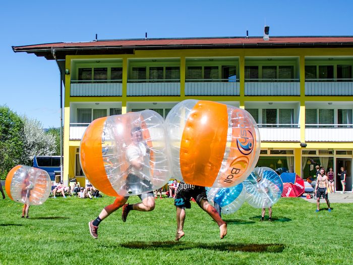 Jungs beim Bubblesoccer im Actioncamp Österreich