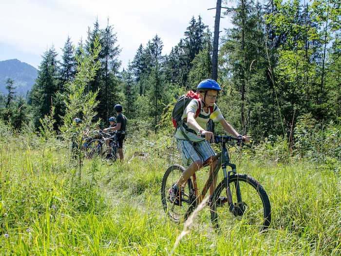 Junge fährt Rad durch die Natur im Actioncamp Österreich