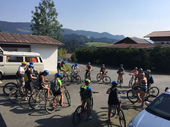 Kinder stehen mit Fahrrädern im Kreis im Actioncamp Österreich
