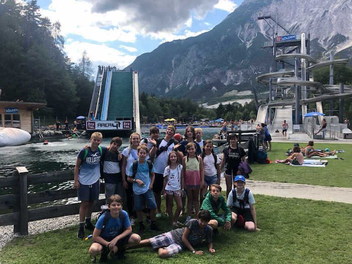 Kindergruppe posiert im Freibad im Actioncamp Österreich