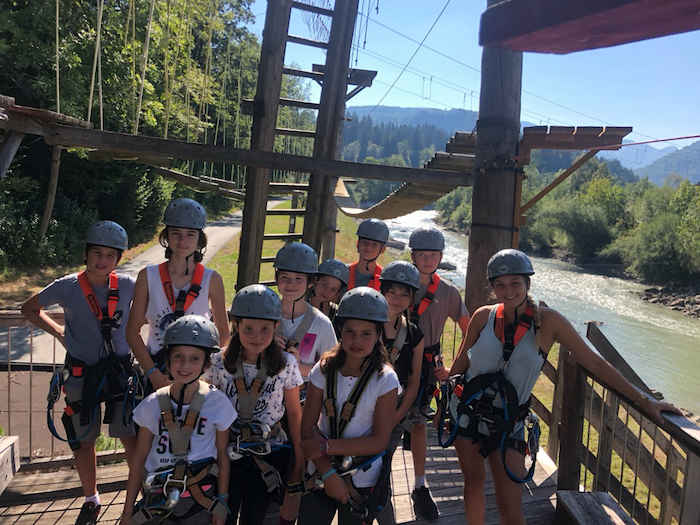 Kindergruppe posiert im Hochseilgarten im Actioncamp Österreich