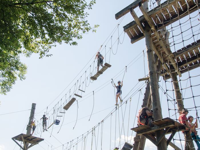 Kinder klettern im Hochseilgarten im Actioncamp Österreich