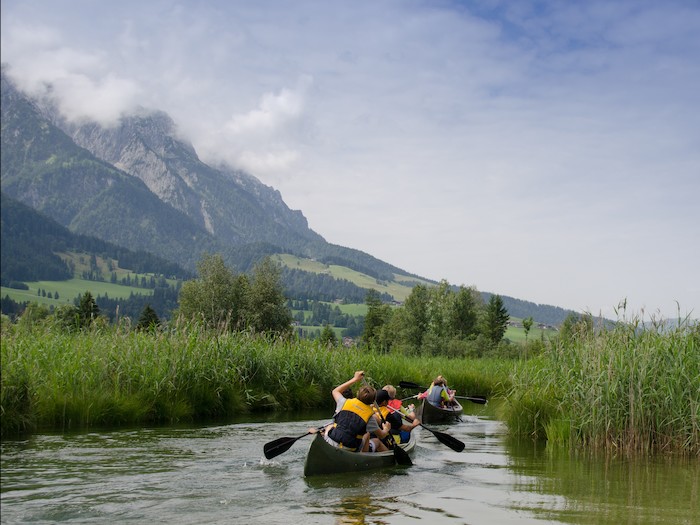 Kinder paddeln im Kanu im Actioncamp Österreich