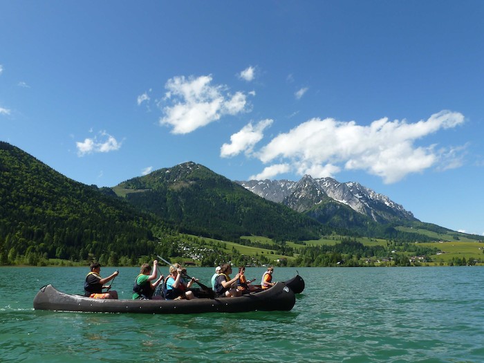 Kinder fahren im Kanu im Actioncamp Österreich