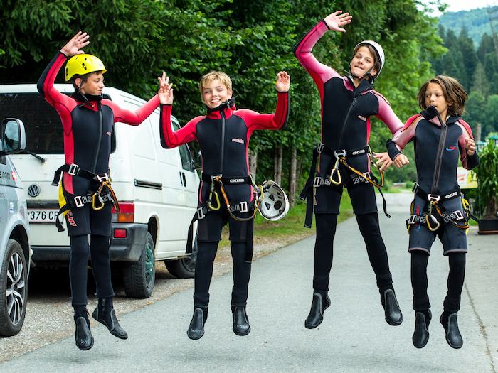 Kinder springen in Raftingausrüstung im Actioncamp Österreich
