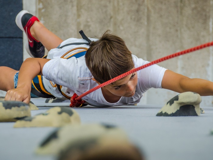 Junge beim Seilklettern im Actioncamp Österreich
