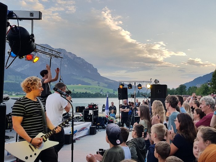 Kinder auf einem Konzert am See im Actioncamp Österreich