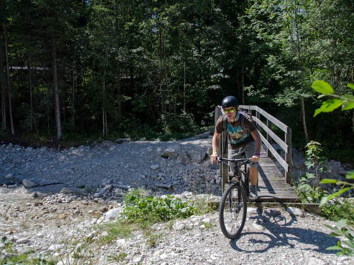 Jugendlicher fährt Mountainbike im Actioncamp Österreich