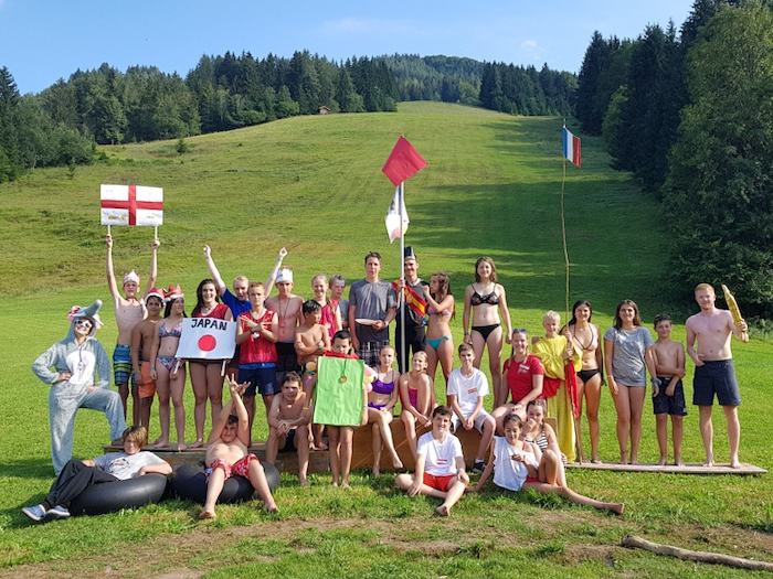 Jugendliche posieren bei Olympiade im Actioncamp Österreich