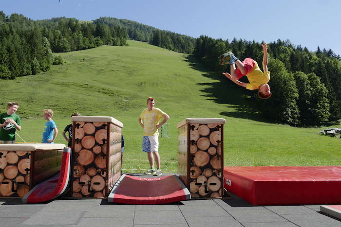Jugendliche beim Parcours im Actioncamp Österreich