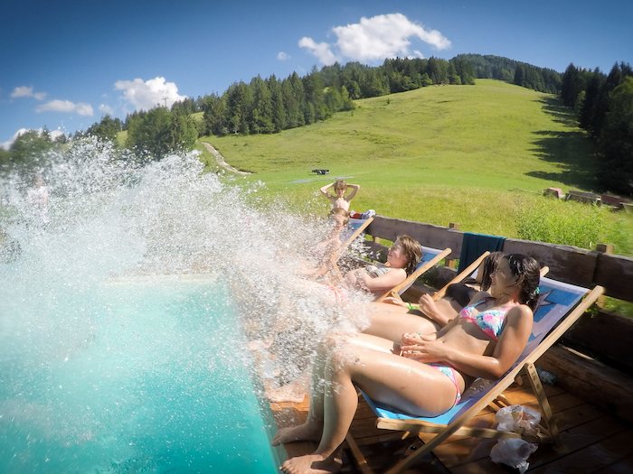 Jugendliche werden beim Sonnen nass gespritzt im Actioncamp Österreich