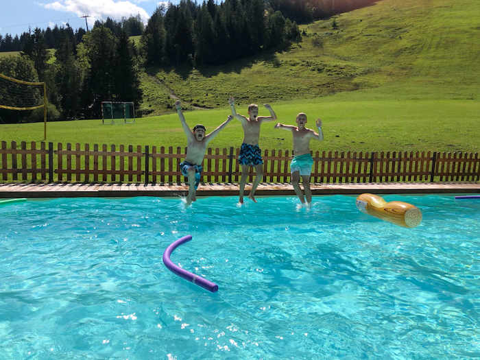 Kinder springen in den Pool im Actioncamp Österreich