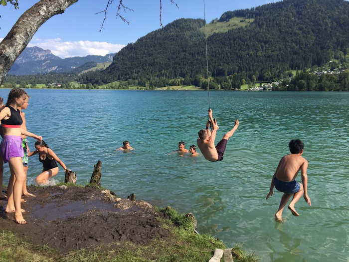 Jugendliche baden im See im Actioncamp Österreich