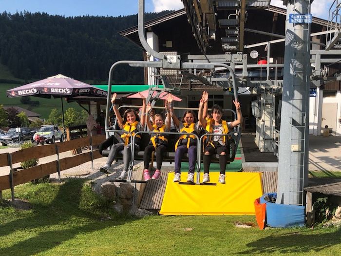 Kinder im Sessellift im Actioncamp Österreich