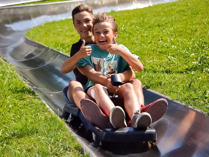 Zwei Jungen auf der Sommerrodelbahn im Actioncamp Österreich