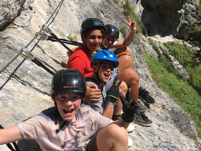 Jungs posieren beim Klettern am Felsen im Actioncamp Österreich
