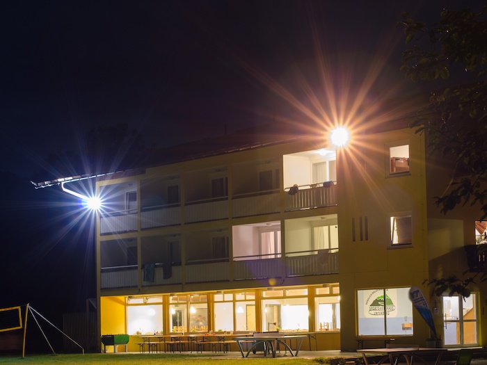 Unterkunft bei Nacht im Actioncamp Österreich
