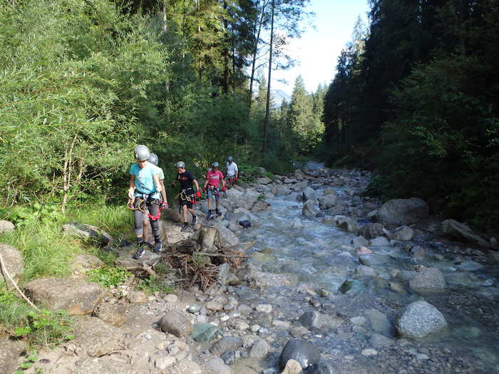 Jugendliche auf Wanderung am Fluss im Actioncamp Österreich
