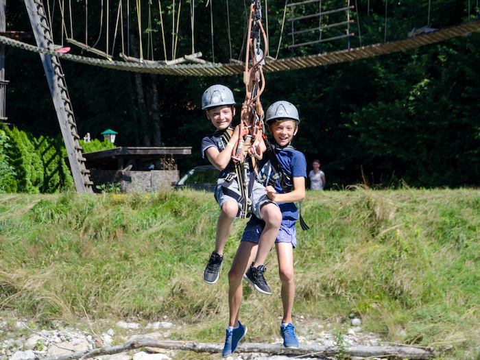 Jung an Zipline im Actioncamp Österreich