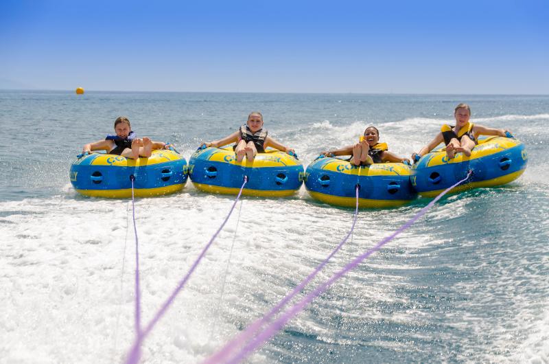 Fahrt mit dem Reifen im Jugendcamp