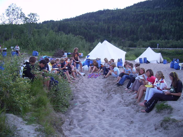 Jugendliche essen am Strand auf der Jugendreise Norwegen