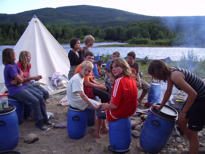 Gruppe entspannt sich im Lager auf der Jugendreise Norwegen
