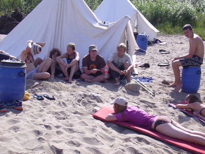 Jugendliche entspannen sich am Strand auf der Jugendreise Norwegen