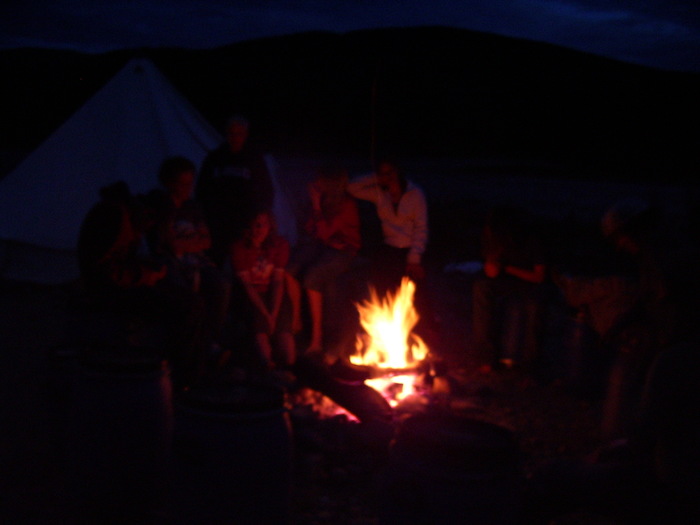 Gruppe am Lagerfeuer auf der Jugendreise Norwegen