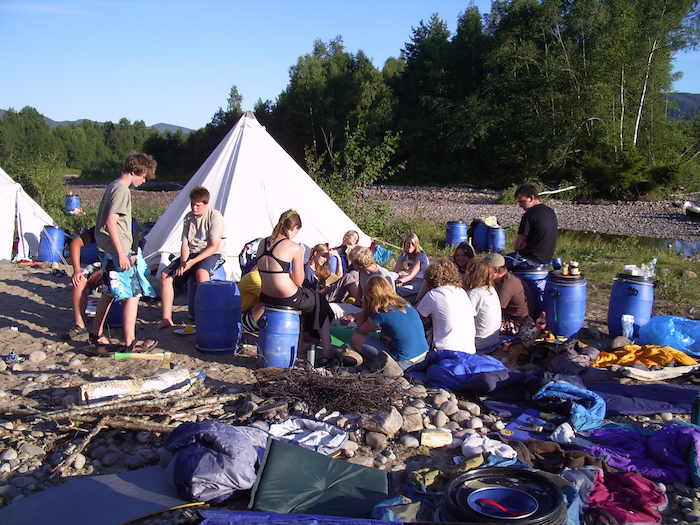 Gruppe sitzt im Lager auf der Jugendreise Norwegen