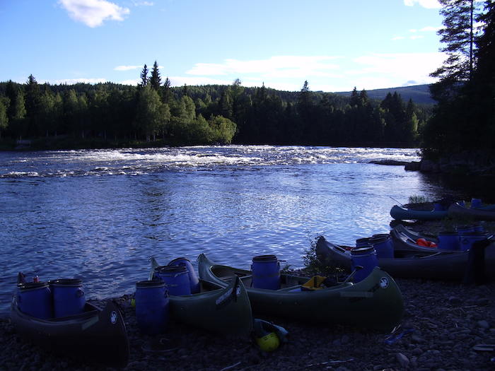 Kanus am Ufer auf der Jugendreise Norwegen
