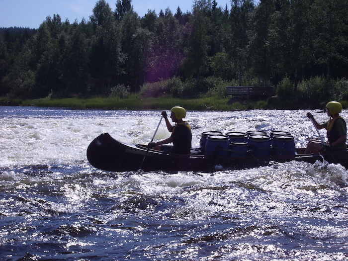 Kanufahren durch eine Stromschnelle auf der Jugendreise Norwegen