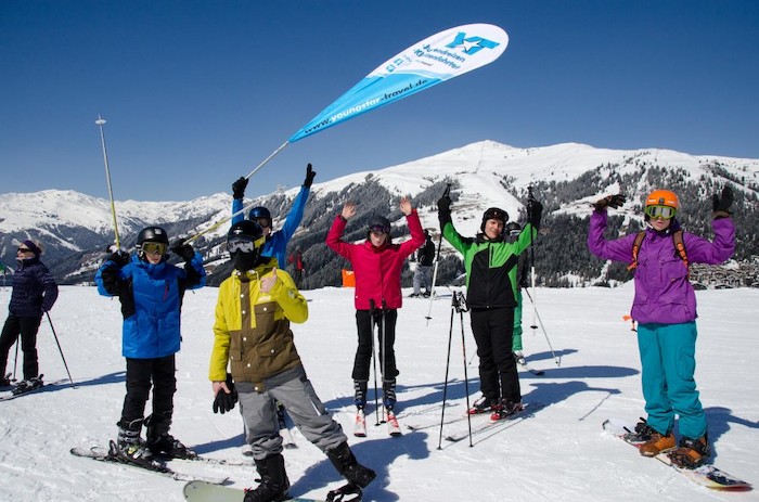 Kinder posieren auf der Skifreizeit Österreich