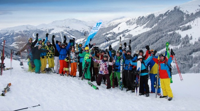 Gruppenfoto vor den Bergen auf der Skifreizeit Österreich