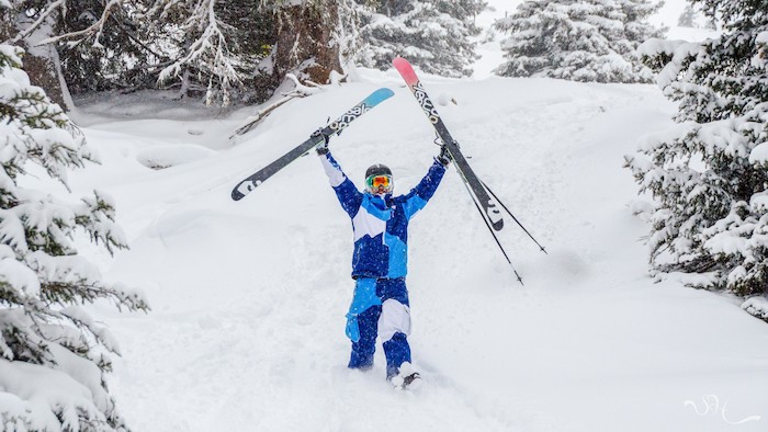 Un ado brandit ses skis lors d'une colo ski ado 