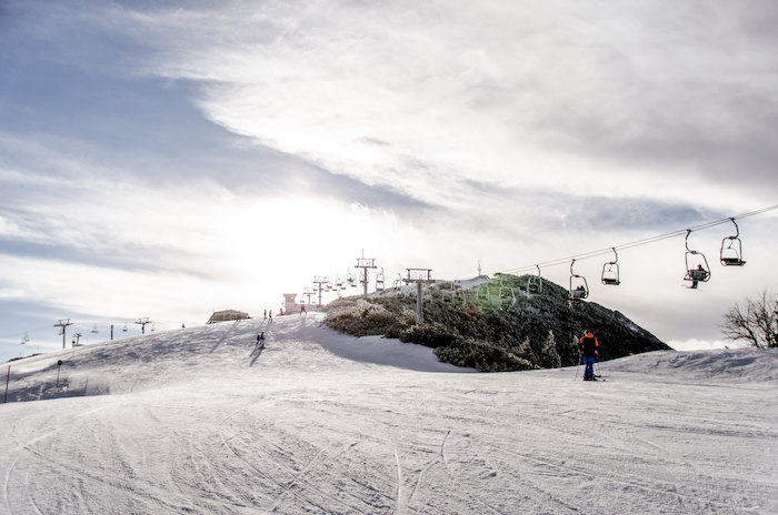 Skilift in einer bergigen Schneelandschaft auf der Skifreizeit Österreich