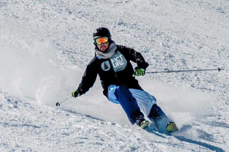 Ein Teilnehmer der Jugendskifreizeit fährt die Piste runter