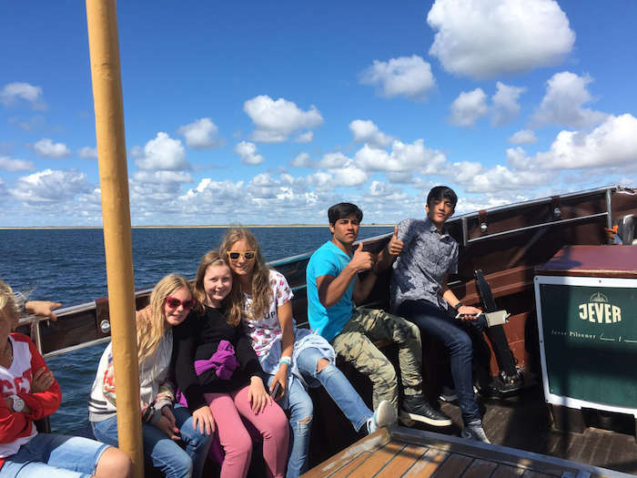 Gruppe posiert im Boot im Ferienlager auf Sylt