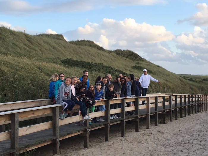 Kindergruppe posiert auf einem Steg im Ferienlager auf Sylt