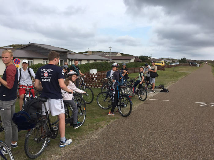 Kinder machen bei der Fahrrad-Tour mit dem Ferienlager Dänemark eine Pause.