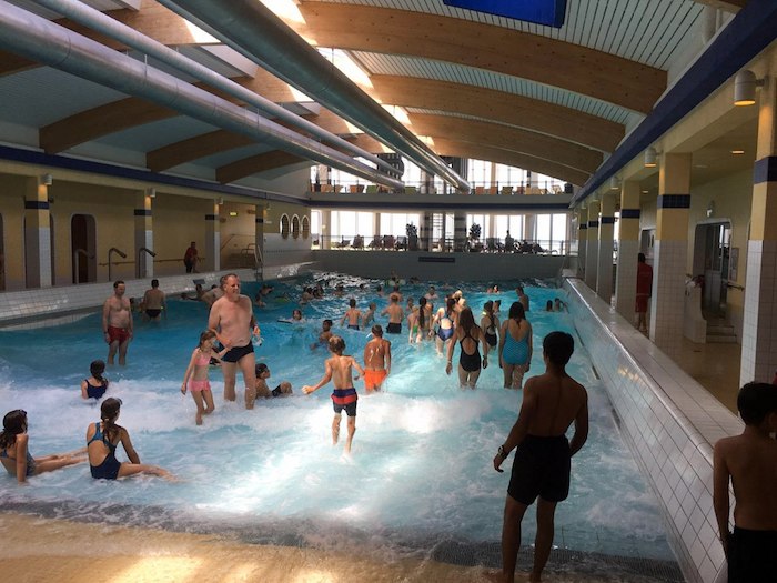 Kinder haben Spaß im Schwimmbad im Ferienlager auf Sylt