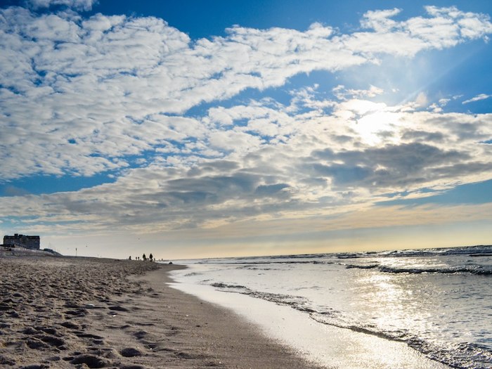 Strand, Meer und Wolken am Himmel im Ferienlager auf Sylt