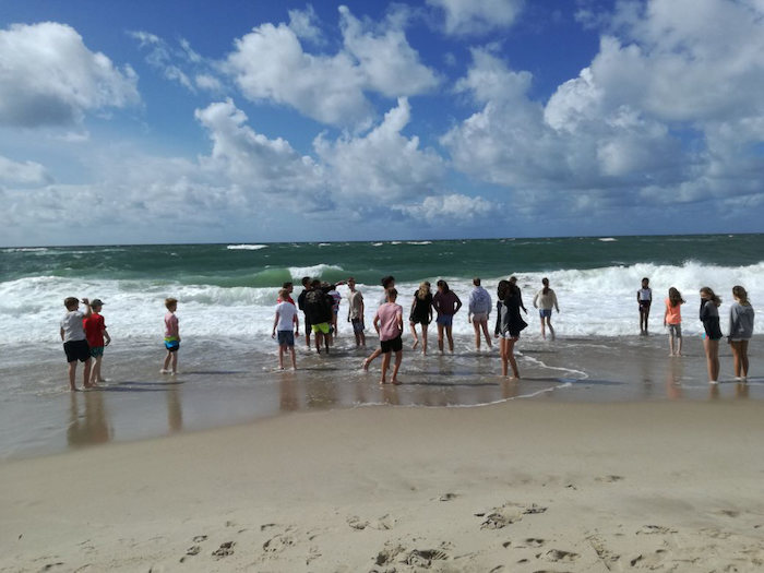 Eine Gruppe der Ostercamps Norddeutschland genießt den Strand 