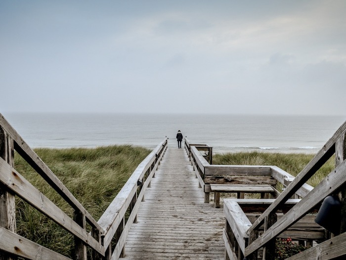 Blick vom Steg aus auf den Strand im Ferienlager auf Sylt
