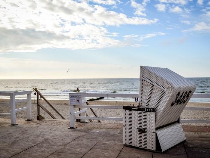 Strandbild mit Strandkorb im Vordergrund im Ferienlager auf Sylt
