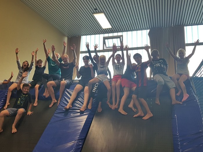 Gruppe posiert in der Trampolinhalle im Ferienlager auf Sylt