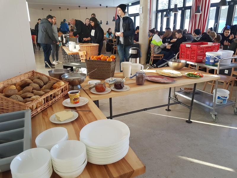 Gemeinsames Frühstück bei einer Kinder- und Jugendreise