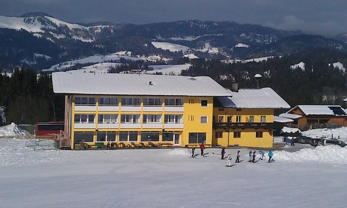 Unterkunft von außen auf der Skifreizeit Österreich
