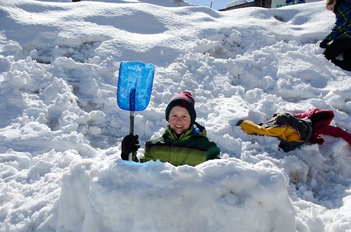 Junge baut eine Schneeburg auf der Skifreizeit Österreich