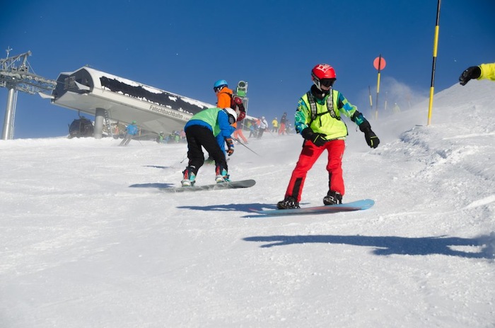 Snowboardfahrer auf der Piste auf der Skifreizeit Österreich