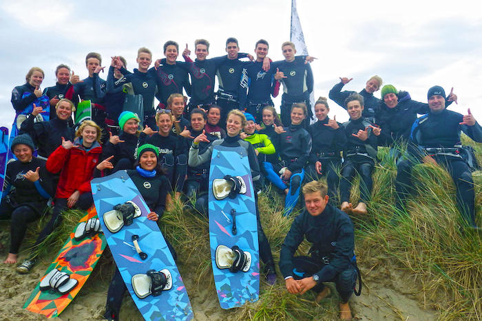 Auf Jugendreise Surfen post die Gruppe für die Kamera